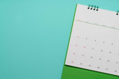 Takvimin yeşil masa arka planında kapatılması, iş toplantısı veya seyahat planlama konsepti için planlama