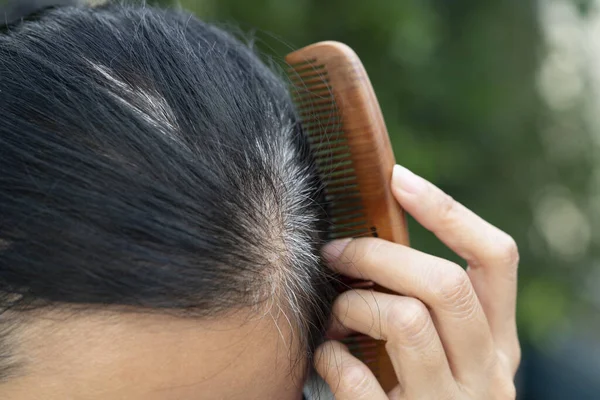 Close Jovem Mulher Mostra Suas Raízes Cabelo Cinza — Fotografia de Stock