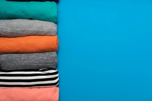 Крупным Планом Разноцветной Одежды Футболки Синем Фоне Стола — стоковое фото