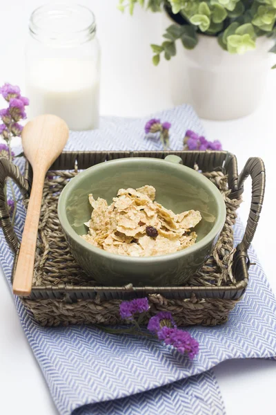 Frukost av cornflakes, mjölk på bordet — Stockfoto