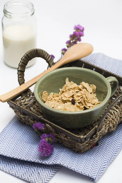 Frukost av cornflakes, mjölk på bordet — Stockfoto