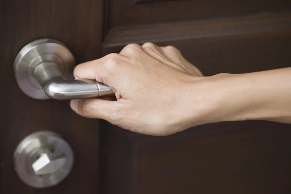 Hand hold handle of wood door — Stock Photo, Image