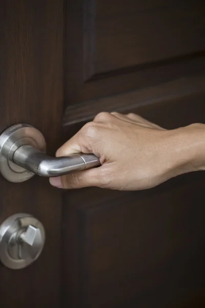 Mão segurar alça de porta de madeira — Fotografia de Stock