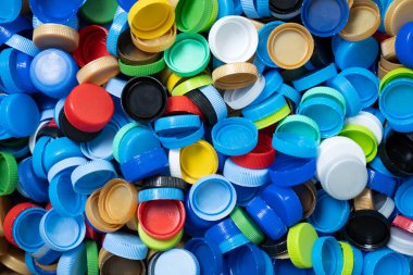 Çevreyi korumak için plastik şişeleri kapatın, geri dönüşüm, yeniden kullanım, çöp öğütücü, dünyayı kurtarmak için