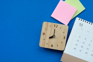 mavi masa arkaplanındaki takvimi kapat, iş toplantısı ya da seyahat planlama konsepti için planlama