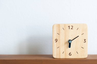 Yatağın arka planında eski alarm saati, eski tarz, düz konum