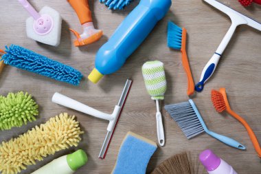 Ahşap masa arka planında ev temizliği plastik ürün, ev servisi veya temizlik konsepti