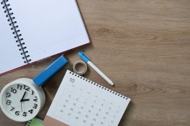 Ofiste ahşap masa arkasında kırtasiye malzemesi olan mühendis ya da mimar masası, proje fikirleri kavramı