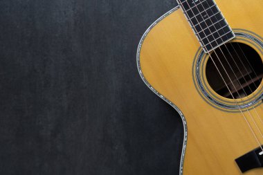 Siyah masa arkasında eski akustik gitar, müzik konsepti