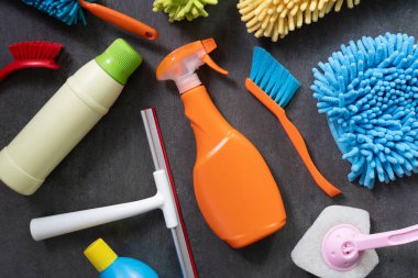 Siyah masa arkaplanındaki ev temizleme plastik ürünü, ev servisi veya temizlik konsepti