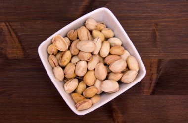 Üstte bir kare ahşap kase fıstık