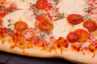 Pizza plaka üzerinde kayrak yakından