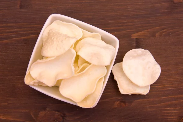 Krupuk en un tazón cuadrado sobre madera superior — Foto de Stock