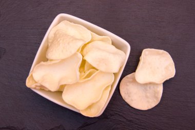 Krupuk en iyi kayrak bir kare kase üzerinde