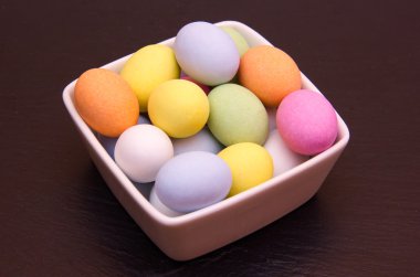 kayrak kase içinde renkli yumurta