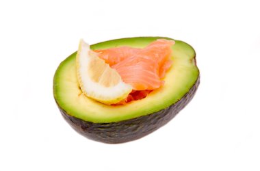 Yarım avokado füme somon ile