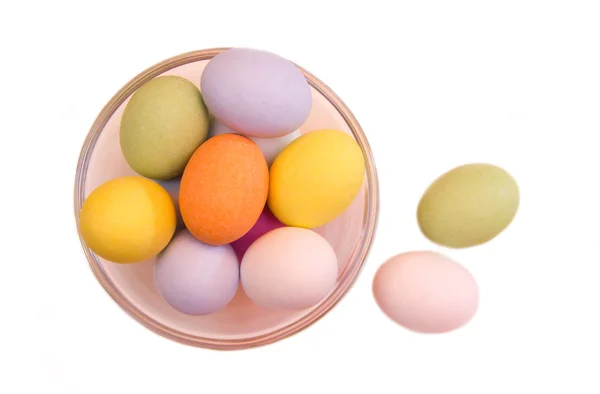 Huevos de colores en un bol vistas superiores —  Fotos de Stock