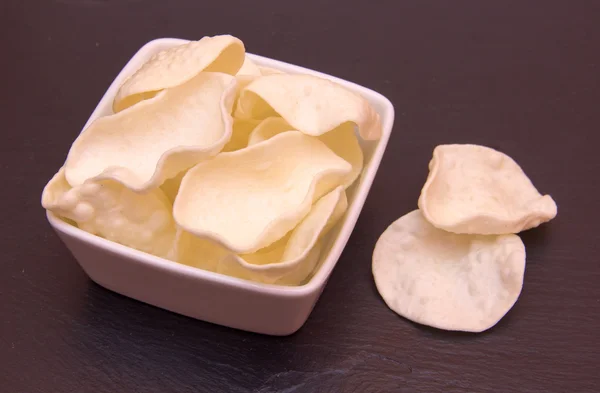 在石板上的方形碗 Krupuk — 图库照片