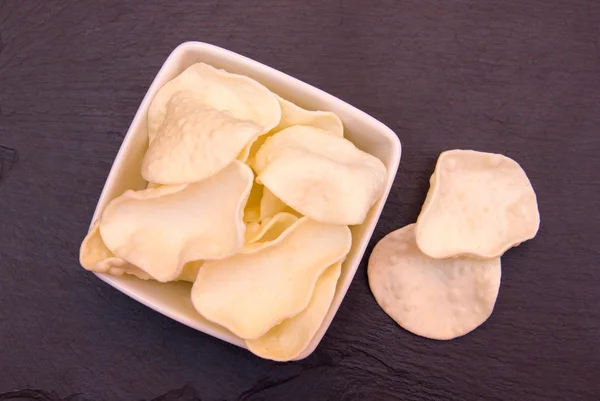 Krupuk en un tazón cuadrado en la pizarra superior — Foto de Stock