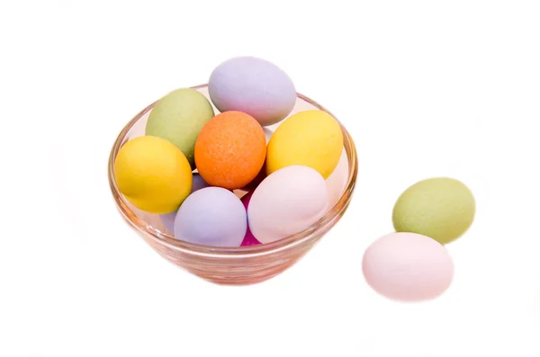 Gekleurde eieren op een kom — Stockfoto