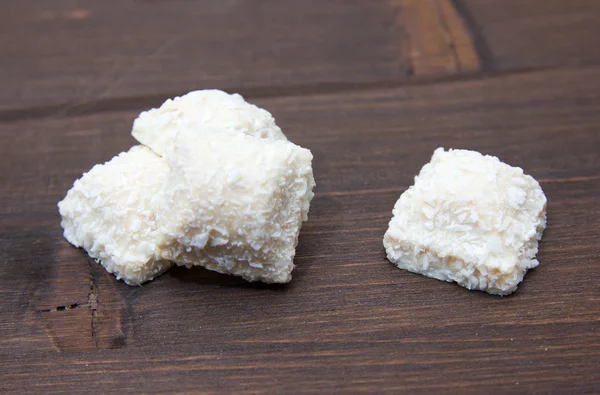 Kuchen mit Kokosnuss auf Holz — Stockfoto