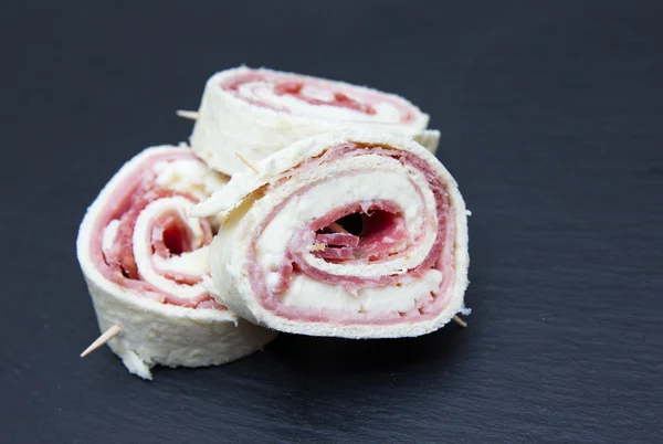 Rollos de pan plano con salami sobre pizarra — Foto de Stock