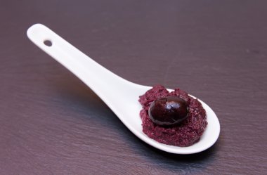 Zeytin hamur kaşık kayrak üzerine