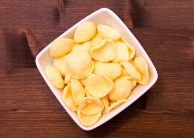 Bir kare snacks patates üzerinde ahşap yukarıdan görülen kase