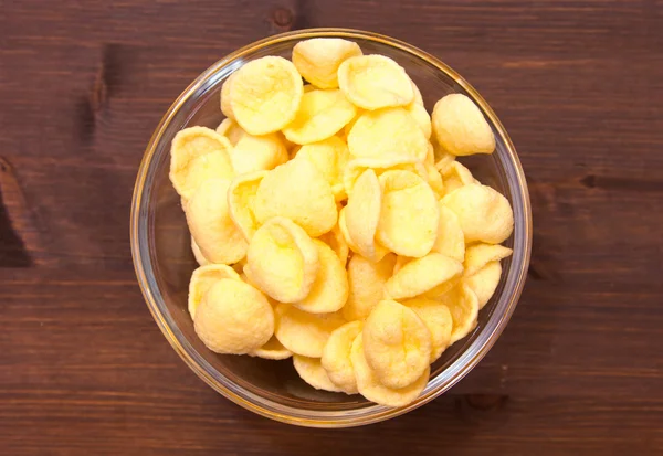 Potato snacks on bowl on wooden seen from above — Stock Photo, Image