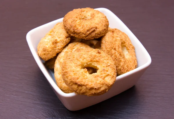 Cookies på fyrkantig skål på skiffer — Stockfoto