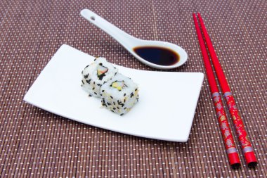 Bambu avokado ve surimi California roll