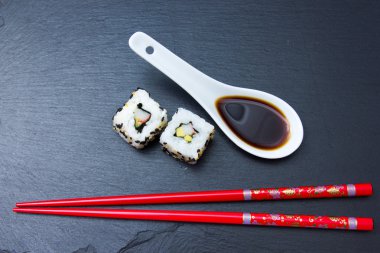 Yukarıda da görüleceği kayrak avokado ve surimi California roll