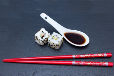 California roll surimi ve avokado ile kayrak