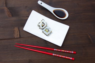 Yukarıda da görüleceği ahşap avokado ve surimi California roll