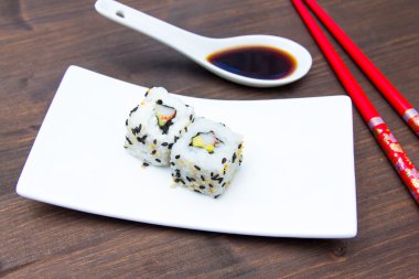 California roll avokado ve surimi kadar görmüş ahşap üzerine kapatın