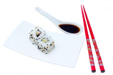 Avokado ve surimi California roll