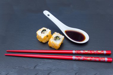 Somon ve yumurta mallotto ile California roll kayrak üzerine