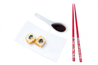 Yukarıda da görüleceği somon ve yumurta mallotto ile California rulo