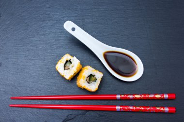 Yukarıda da görüleceği mallotto kayrak somon ve yumurta ile California roll