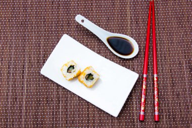 Yukarıda da görüleceği bambu tarihinde California roll somon ve mallotto yumurta