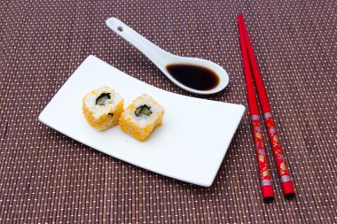 California roll somon ve mallotto ile bambu üzerinde yumurta