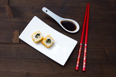 California roll somon ve mallotto ile yumurta ahşap yukarıda da görüleceği