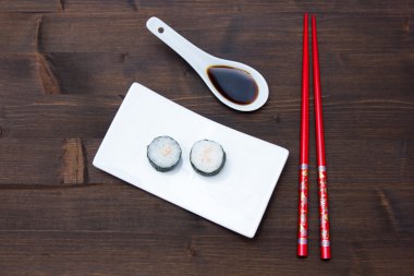 Yukarıda da görüleceği ahşap üzerine karidesli Maki