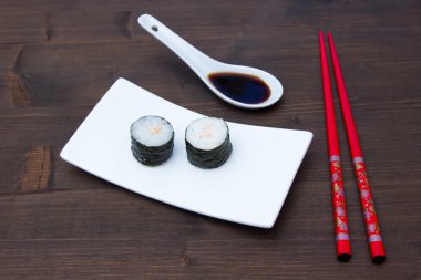 Maki ahşap üzerine karidesli