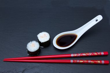 Karides üzerinde kayrak ile Maki