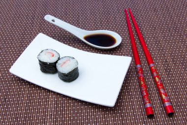 Surimi üzerinde bambu ile Maki