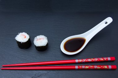 Surimi üzerinde kayrak ile Maki