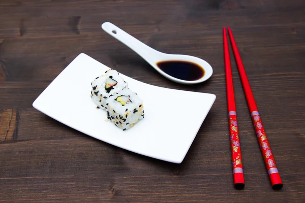 Ahşap üzerine avokado ve surimi California roll