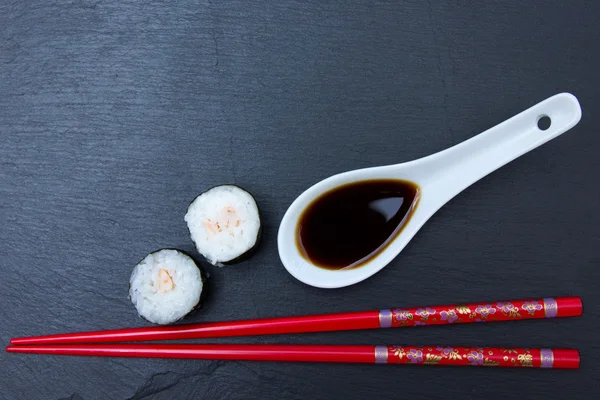 Yukarıda da görüleceği kayrak üzerinde karides ile Maki