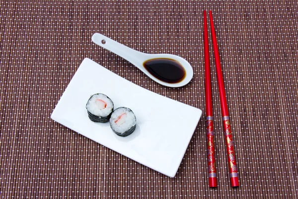 Surimi yukarıda da görüleceği bambu ile Maki